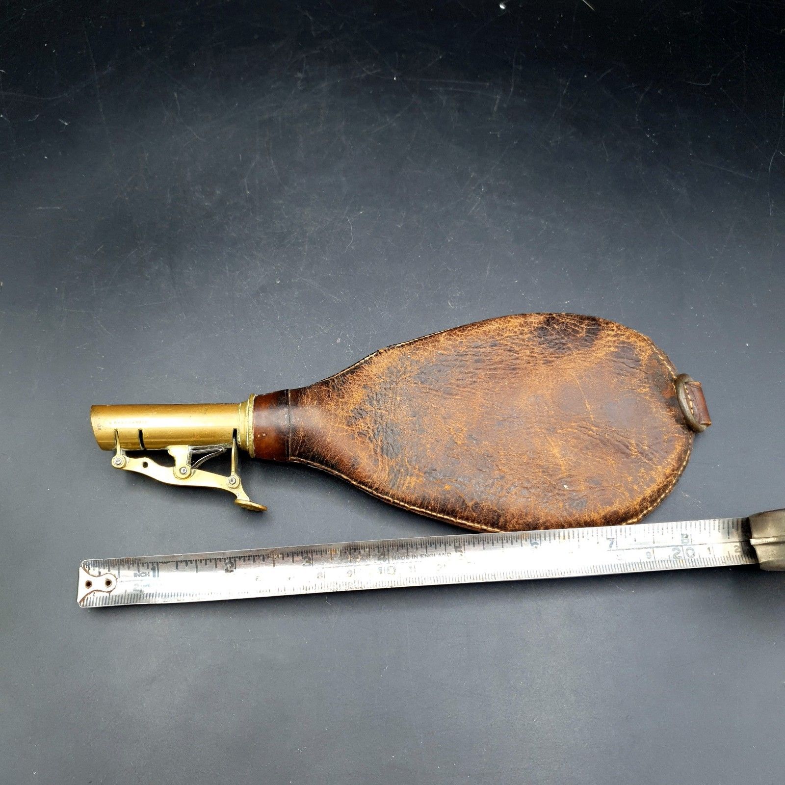 photo vinterior Antiek Victoriaans leren hagelflesje W Bartram & Co messing jacht schietsport ca. 1870