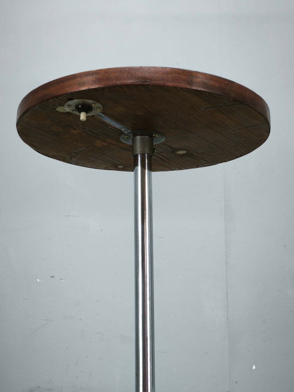 Art Deco Chromen Vloerlamp uit de jaren 1940 met Opaline Bol en Bijzettafel photo vinterior