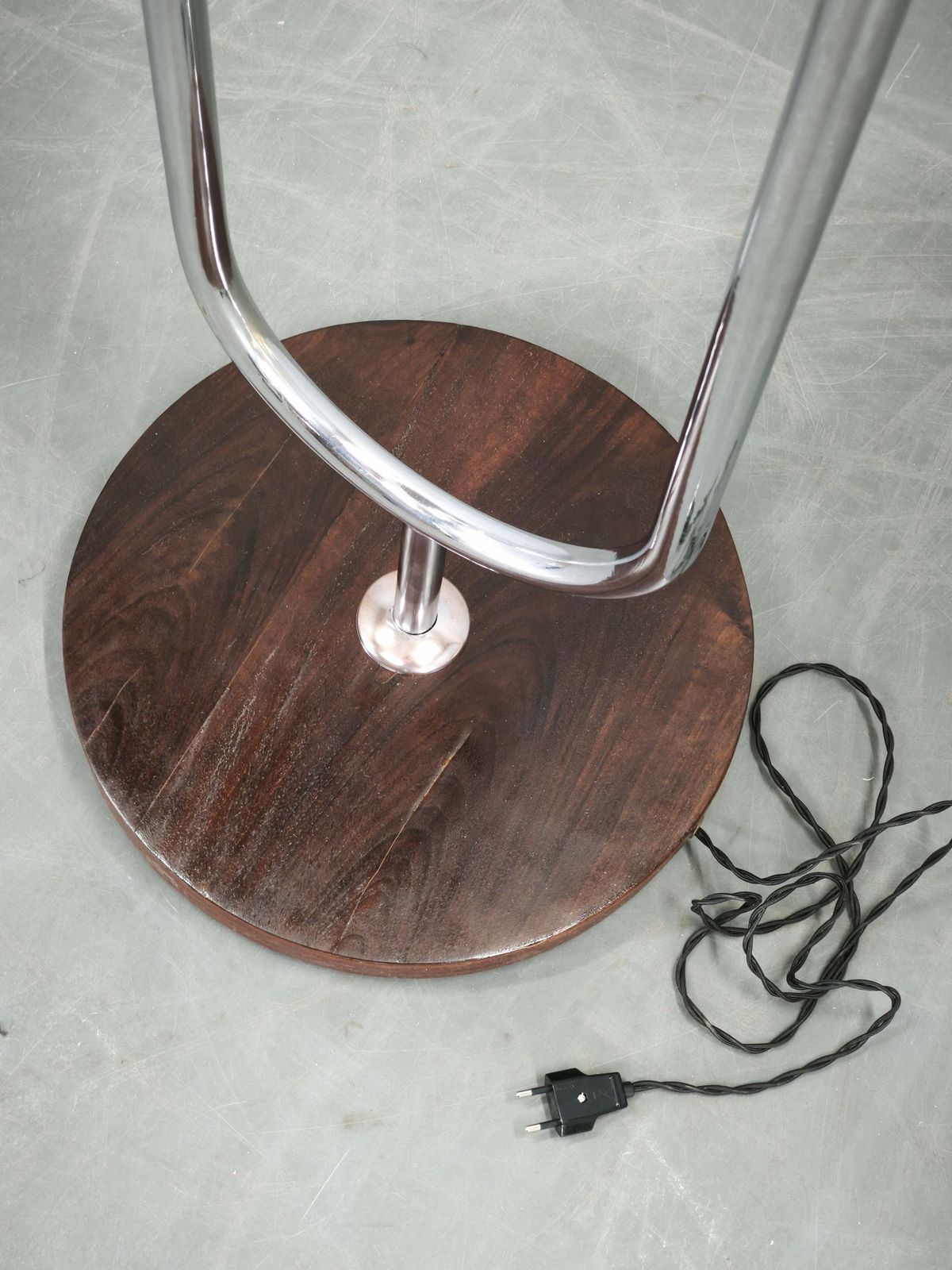 Art Deco Chromen Vloerlamp uit de jaren 1940 met Opaline Bol en Bijzettafel photo vintage