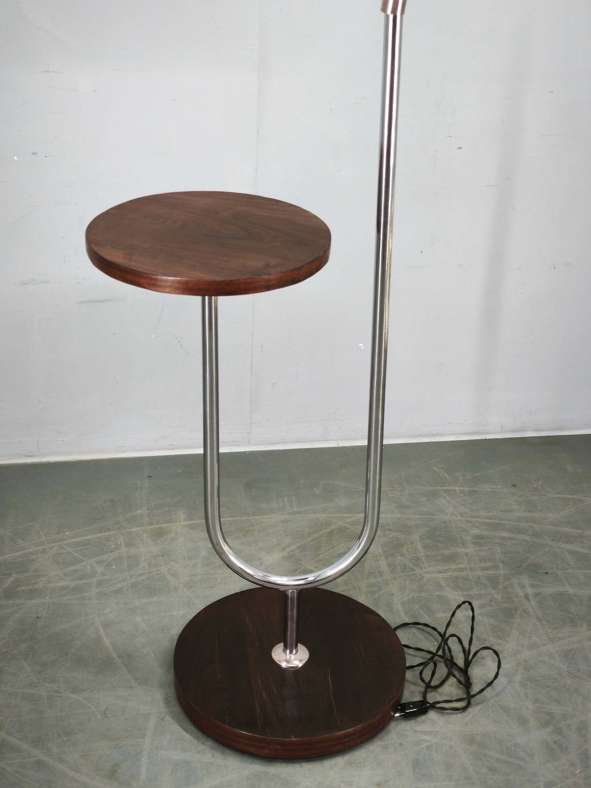 photo furniture Art Deco Chromen Vloerlamp uit de jaren 1940 met Opaline Bol en Bijzettafel