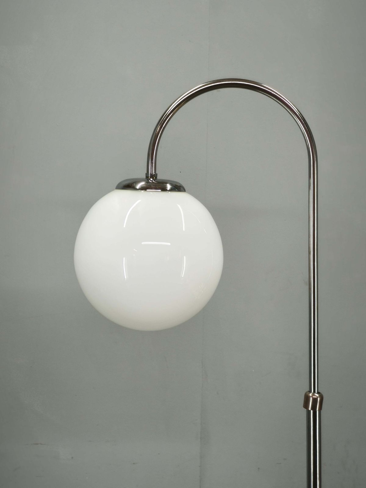 photo for sale Art Deco Chromen Vloerlamp uit de jaren 1940 met Opaline Bol en Bijzettafel