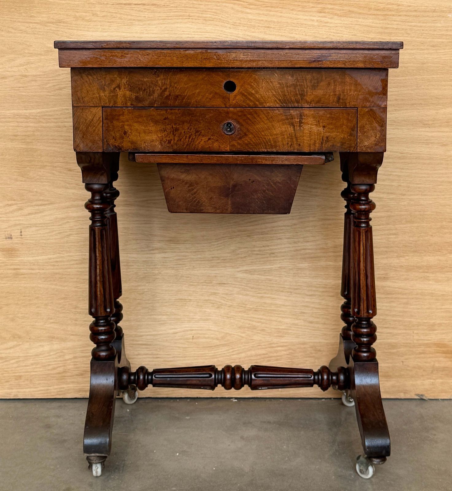 Table à ouvrage d'époque en bois figuré, intérieur aménagé et miroir photo for sale