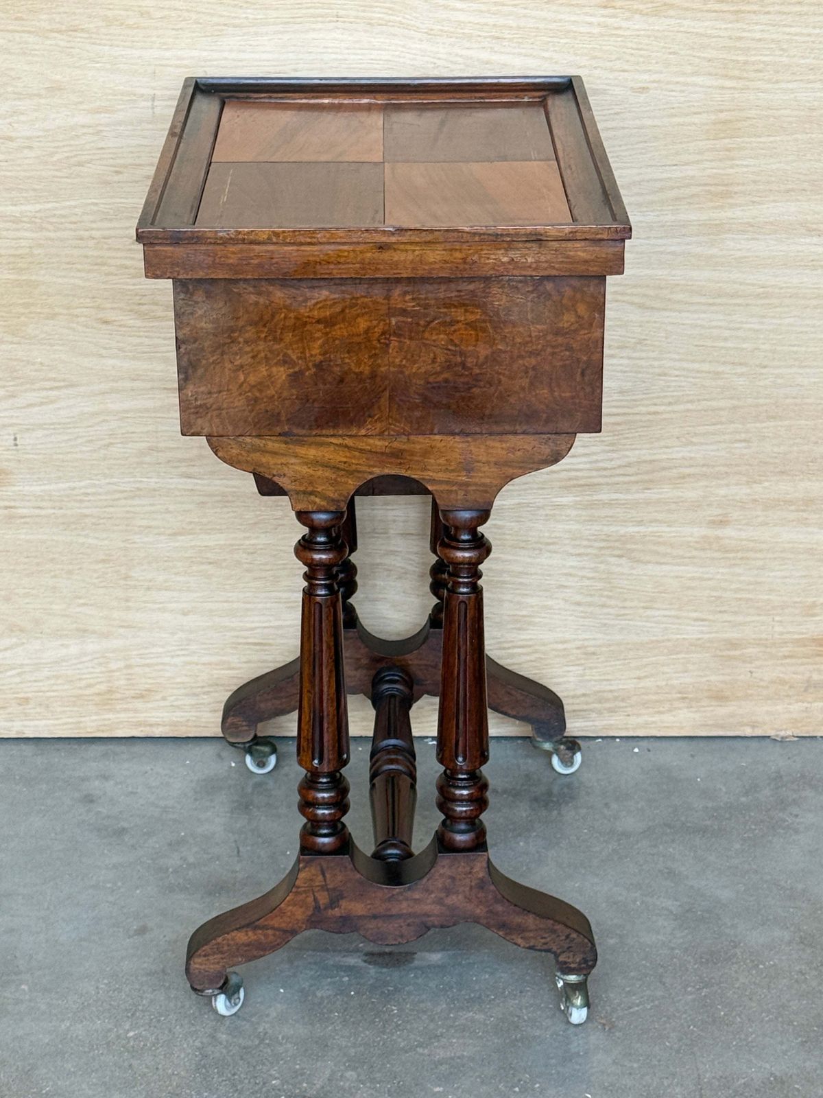 Table à ouvrage d'époque en bois figuré, intérieur aménagé et miroir photo vinterior