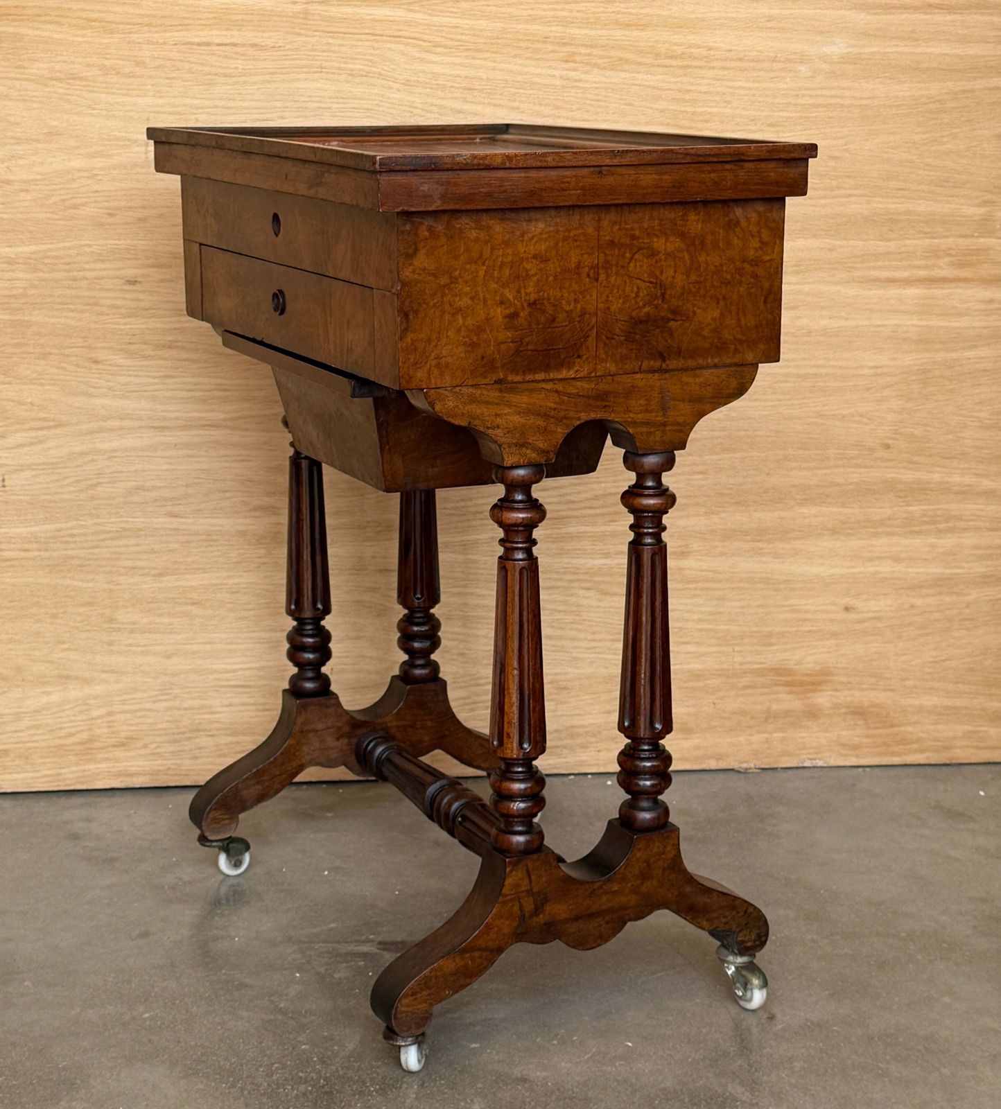 Table à ouvrage d'époque en bois figuré, intérieur aménagé et miroir photo buy