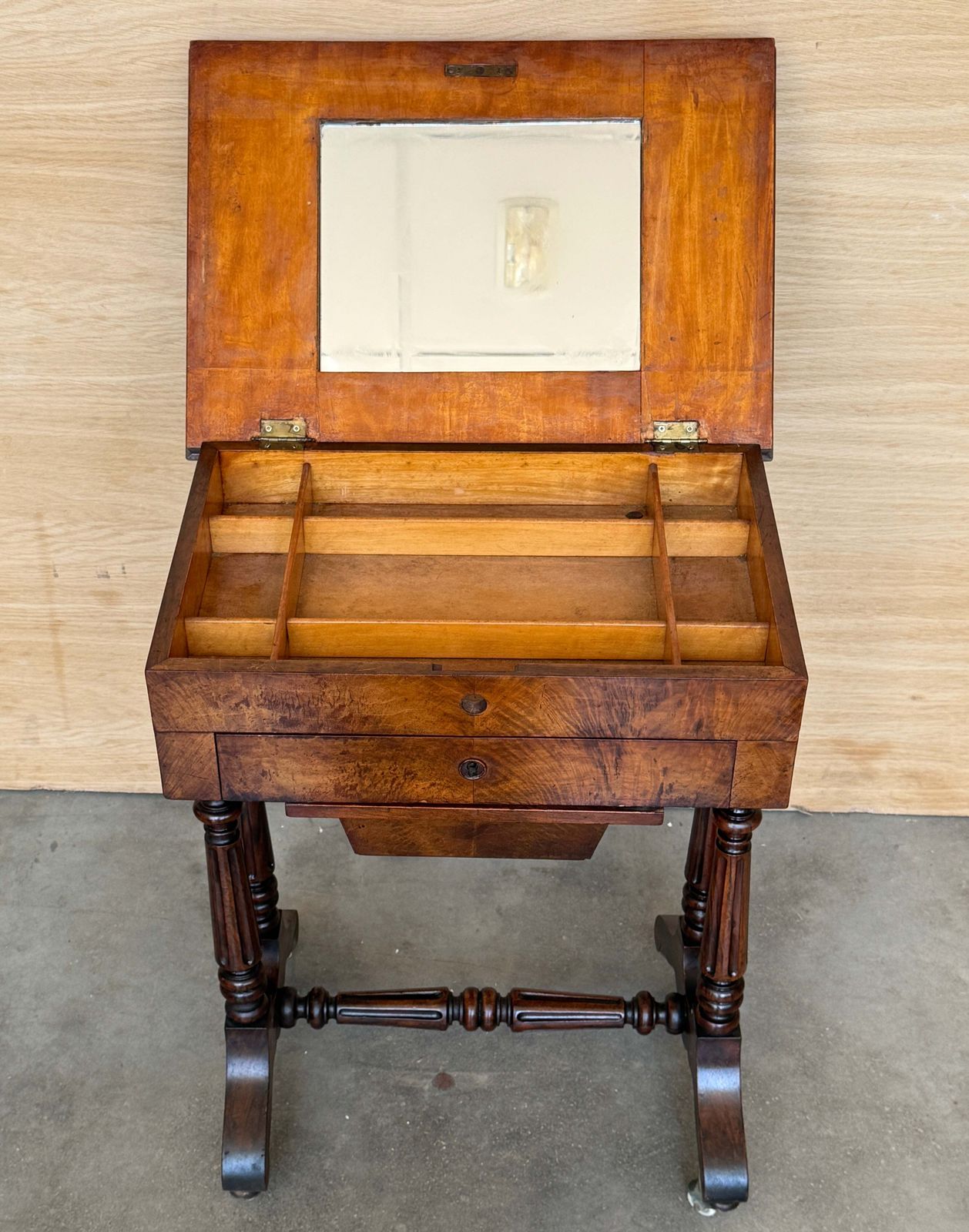 Mobilier Table à ouvrage d'époque en bois figuré, intérieur aménagé et miroir photo