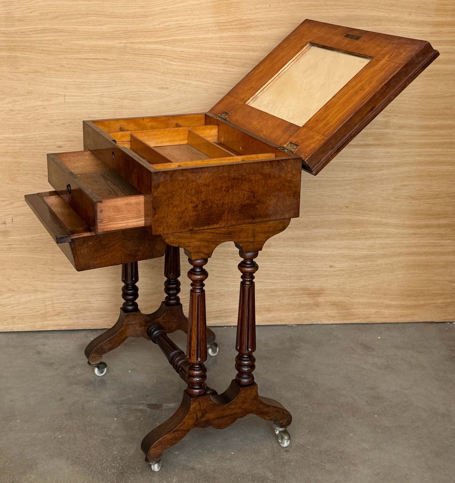 photo vinterior Table à ouvrage d'époque en bois figuré, intérieur aménagé et miroir