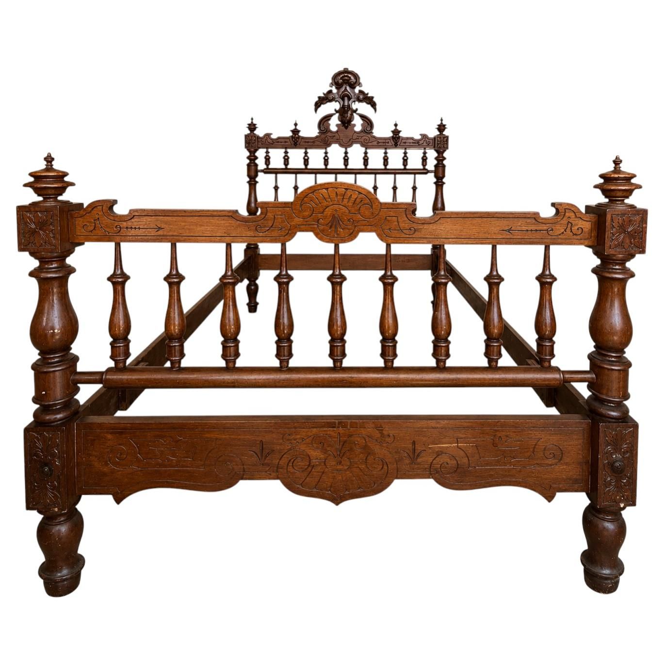 Cadre de lit d'époque en bois sculpté, pieds tournés et fronton décoratif