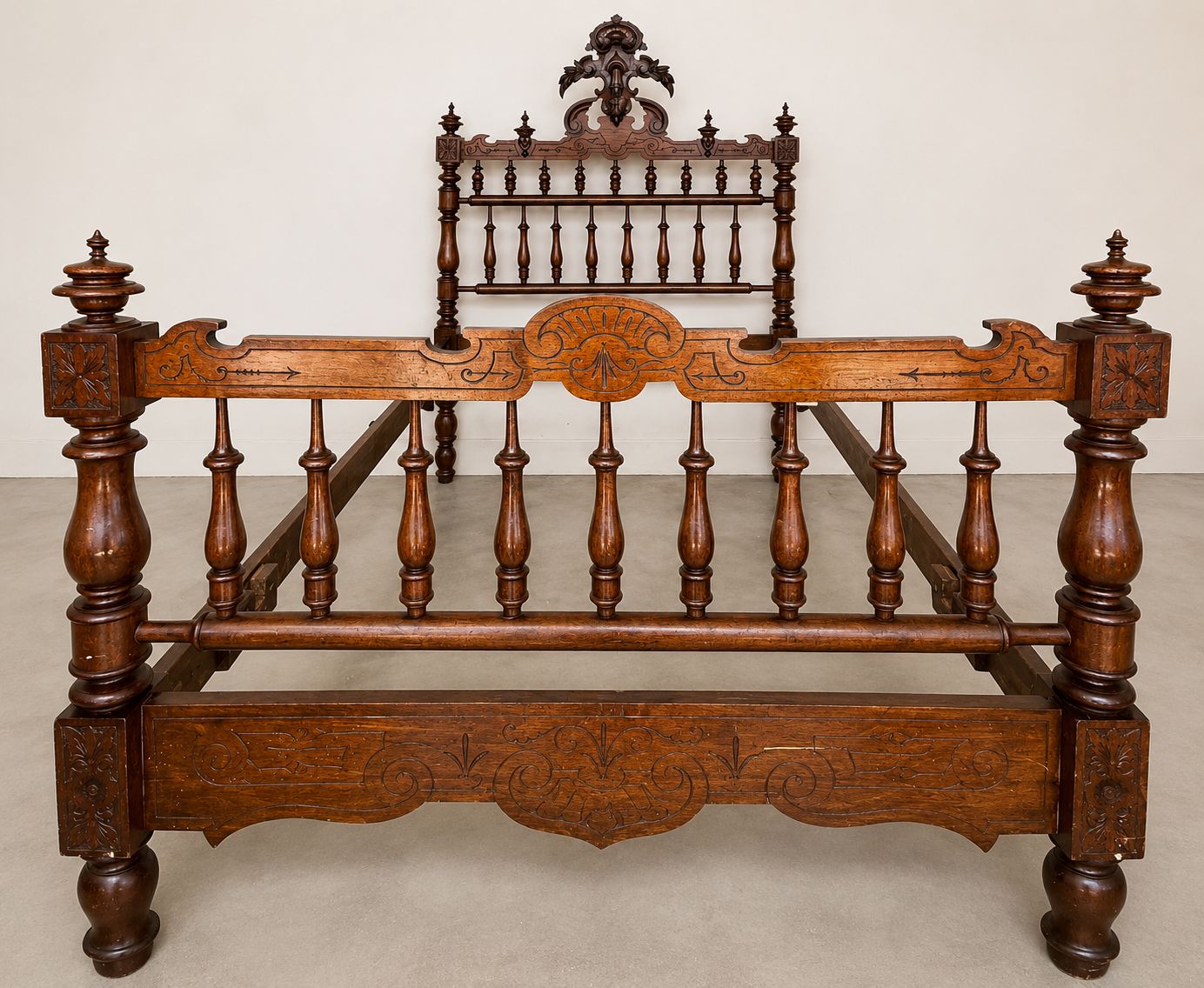 Cadre de lit d'époque en bois sculpté, pieds tournés et fronton décoratif photo furniture