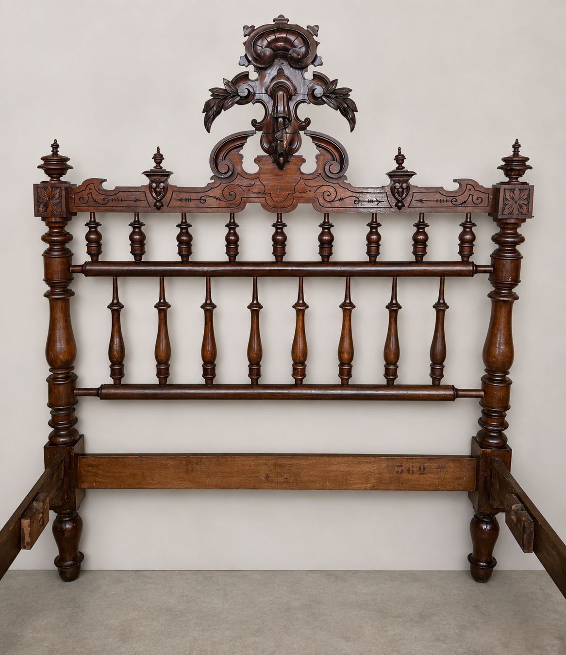 Cadre de lit d'époque en bois sculpté, pieds tournés et fronton décoratif photo vinterior