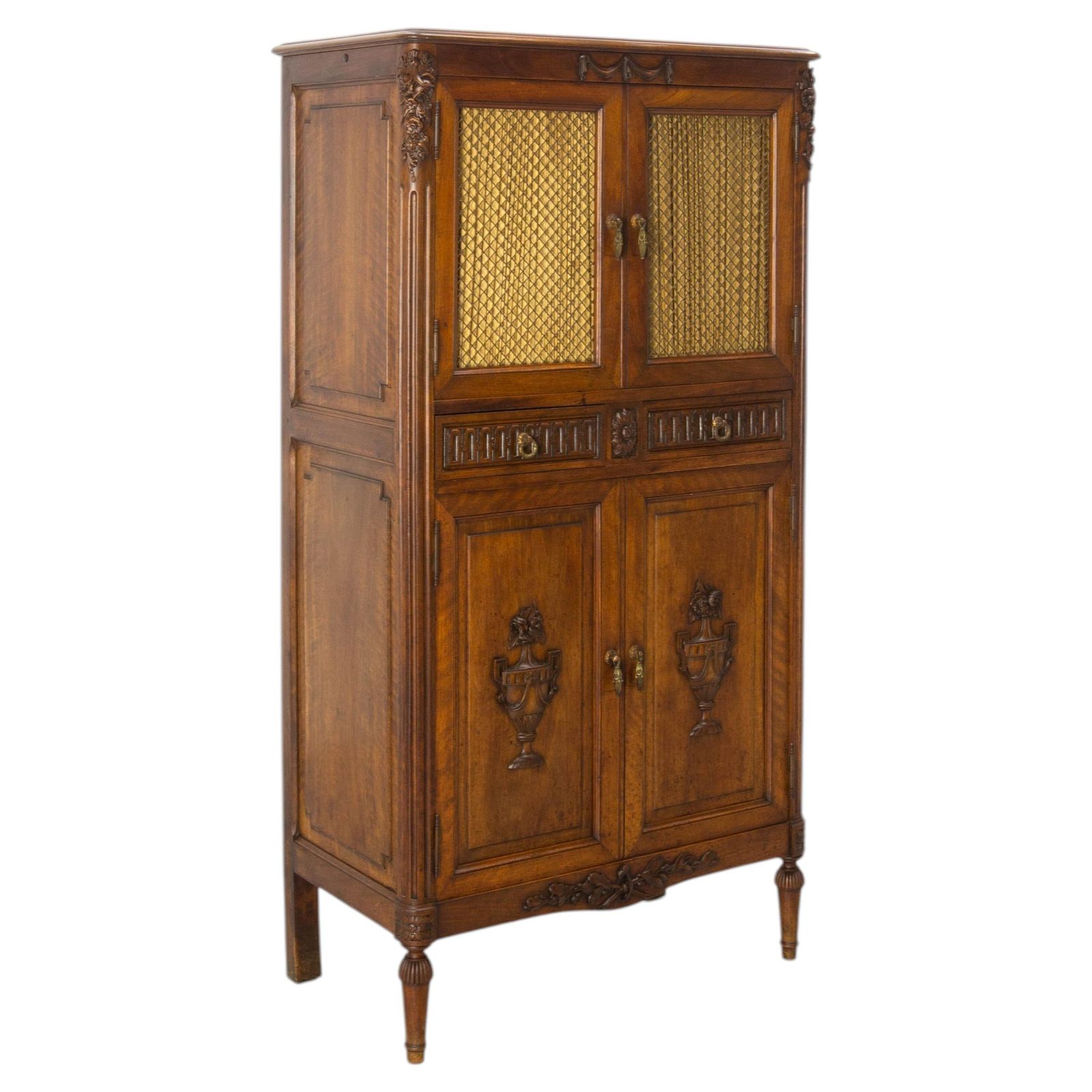 Petite bibliothèque de style Louis XVI en noyer et laiton ajouré, vers 1900