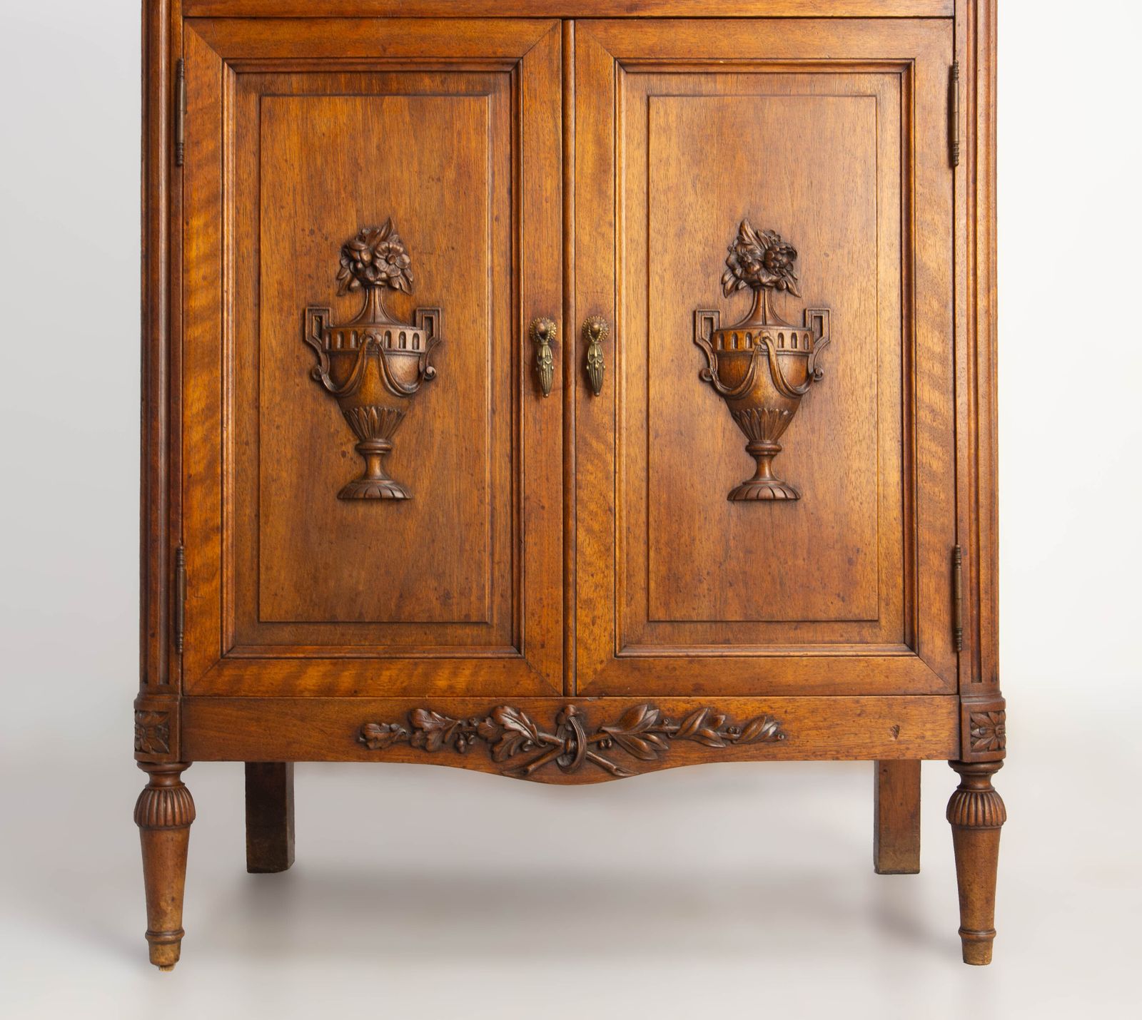 photo furniture Petite bibliothèque de style Louis XVI en noyer et laiton ajouré, vers 1900