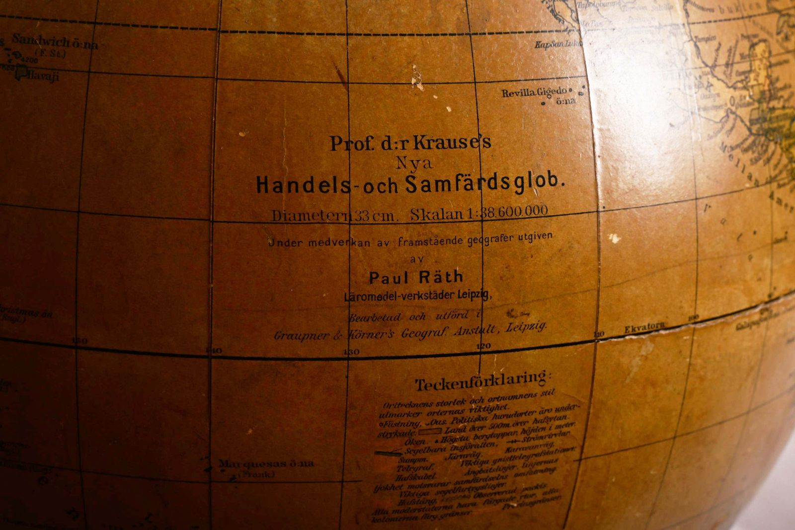 Antieke fysieke aardglobe van Prof. Dr. Krause, geproduceerd door Paul Raeth photo vintage