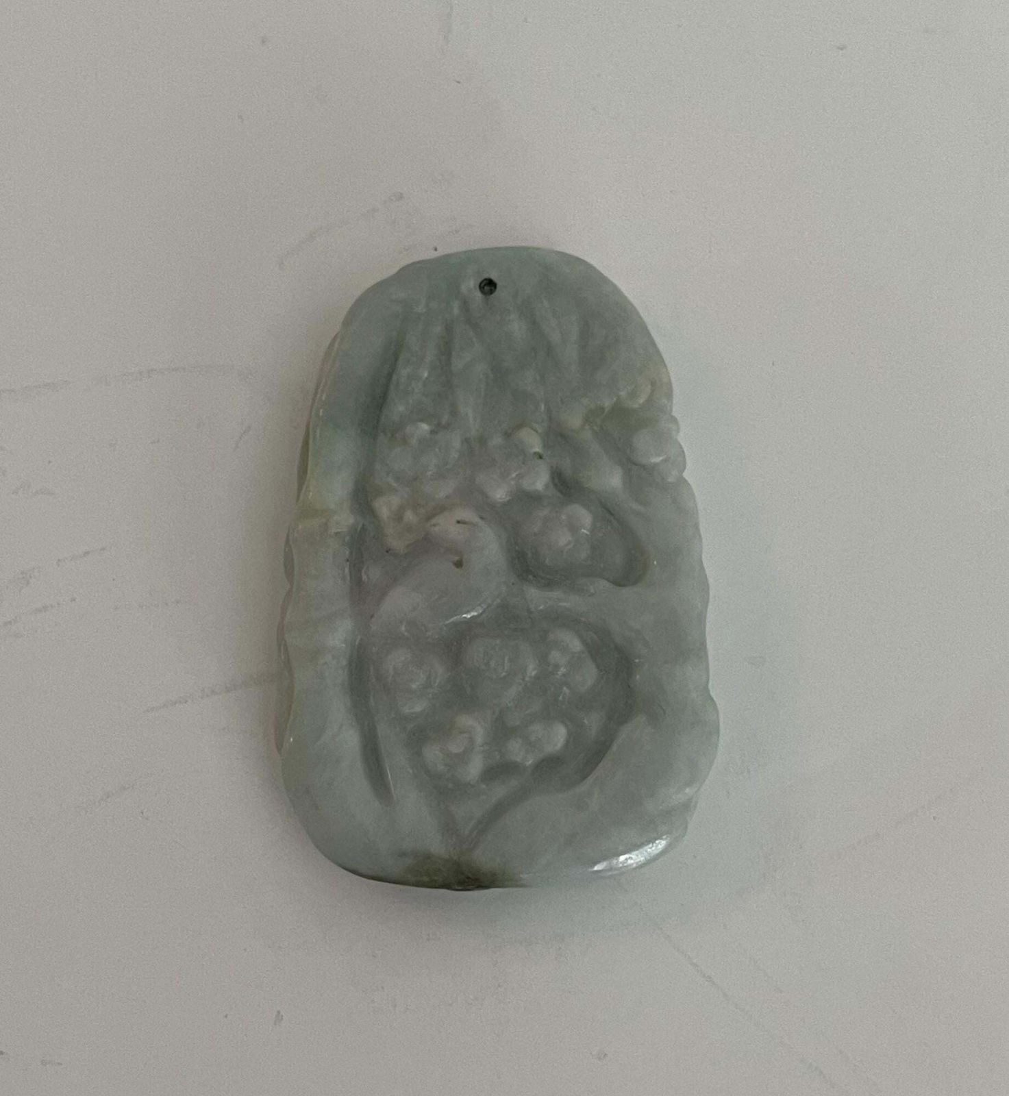 Woonaccessoires 19e-eeuwse Chinese jadeïet nefriet hanger met draak en vogel, handgesneden photo