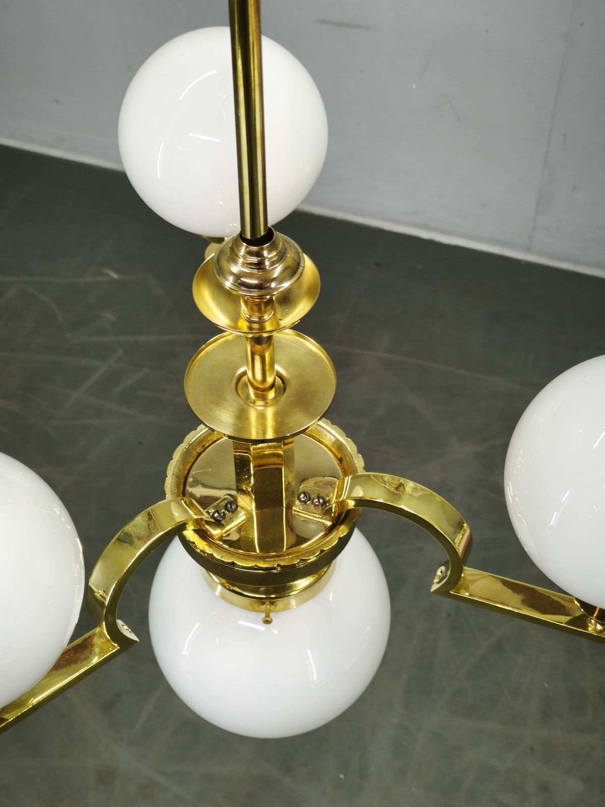 Lustre Art déco en laiton et verre opalin, globes, Tchécoslovaquie, années 1930 photo vintage