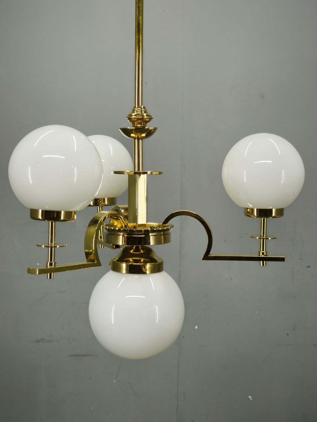 photo for sale Lustre Art déco en laiton et verre opalin, globes, Tchécoslovaquie, années 1930