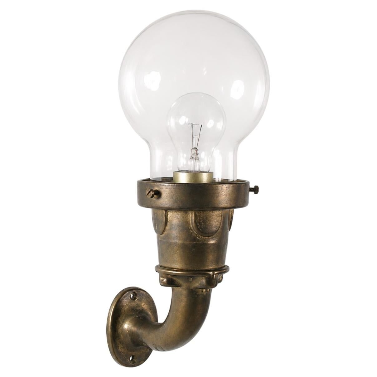 Sculpturaal zwaar bronzen wandlamp met grote heldere glazen bol, ca. 1970