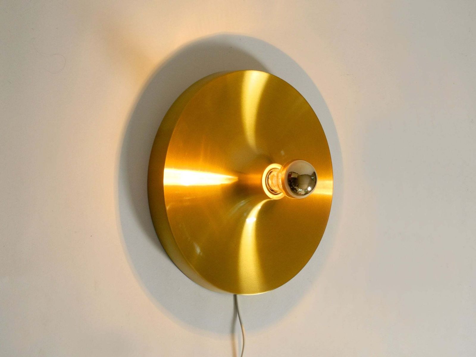 photo furniture Teka Space Age aluminium plafond- of wandlamp, messing geanodiseerd