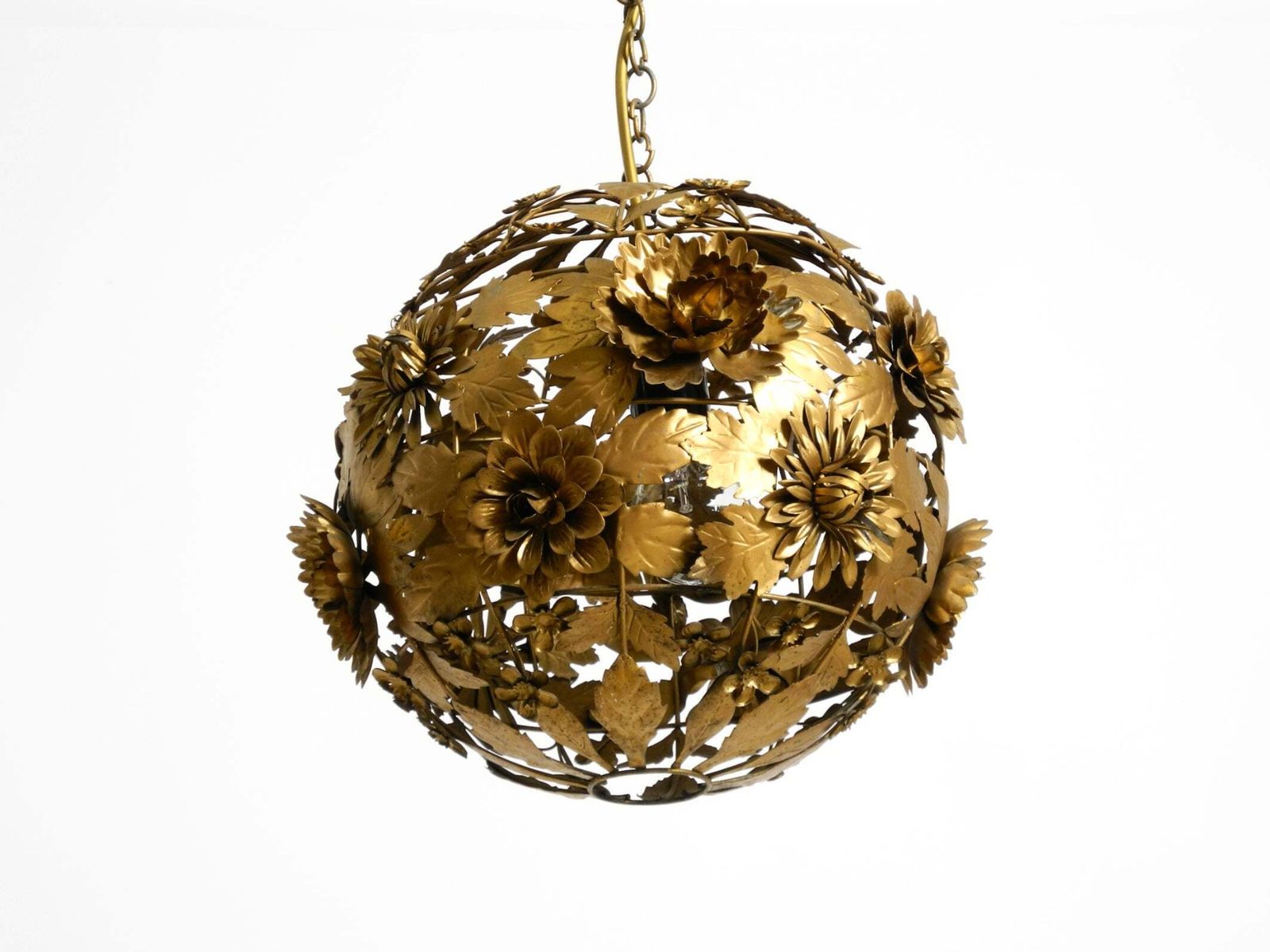 Plafonnier sphérique en métal de style Regency à motifs floraux, années 1970 photo for sale