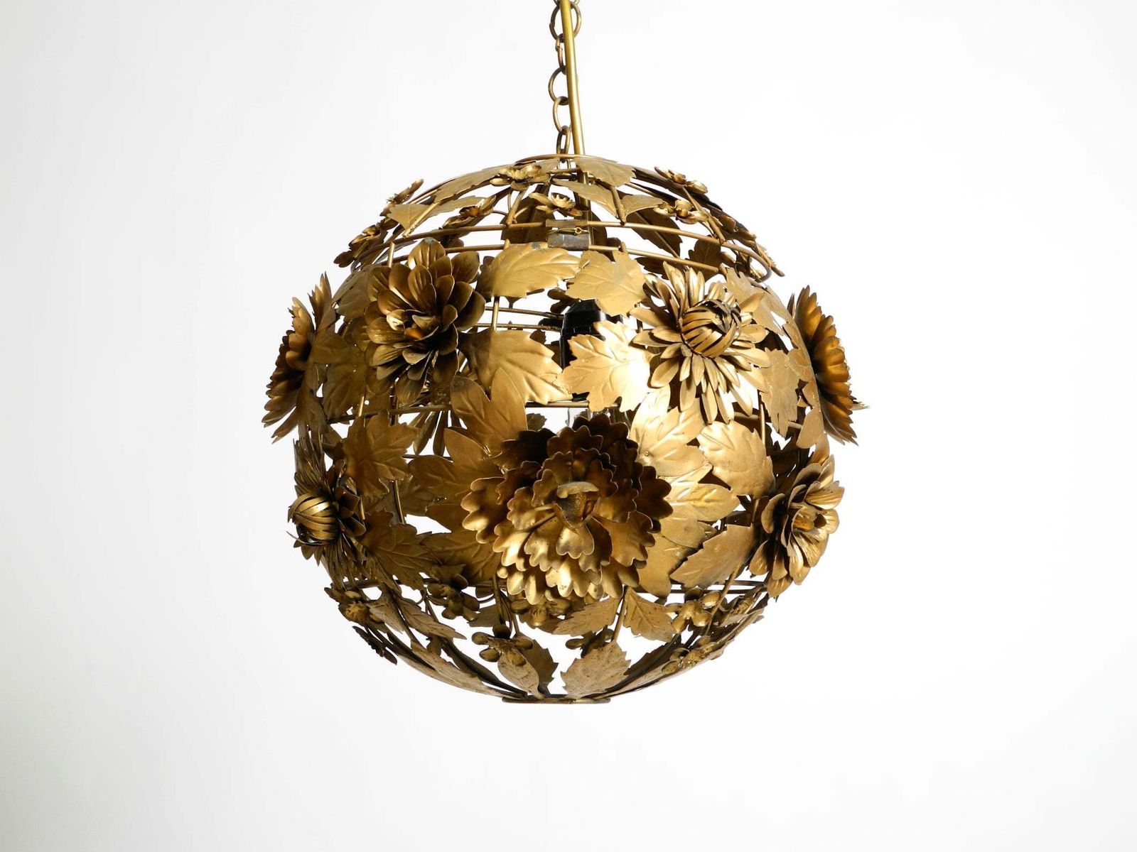 Plafonnier sphérique en métal de style Regency à motifs floraux, années 1970 photo Luminaires