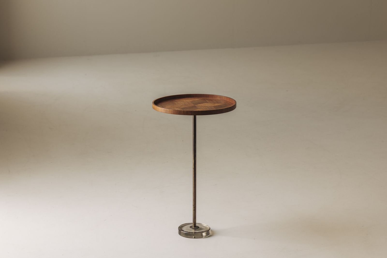 Uitzonderlijke Deense bijzettafel in eiken, messing en glas, Denemarken ca. jaren 1960