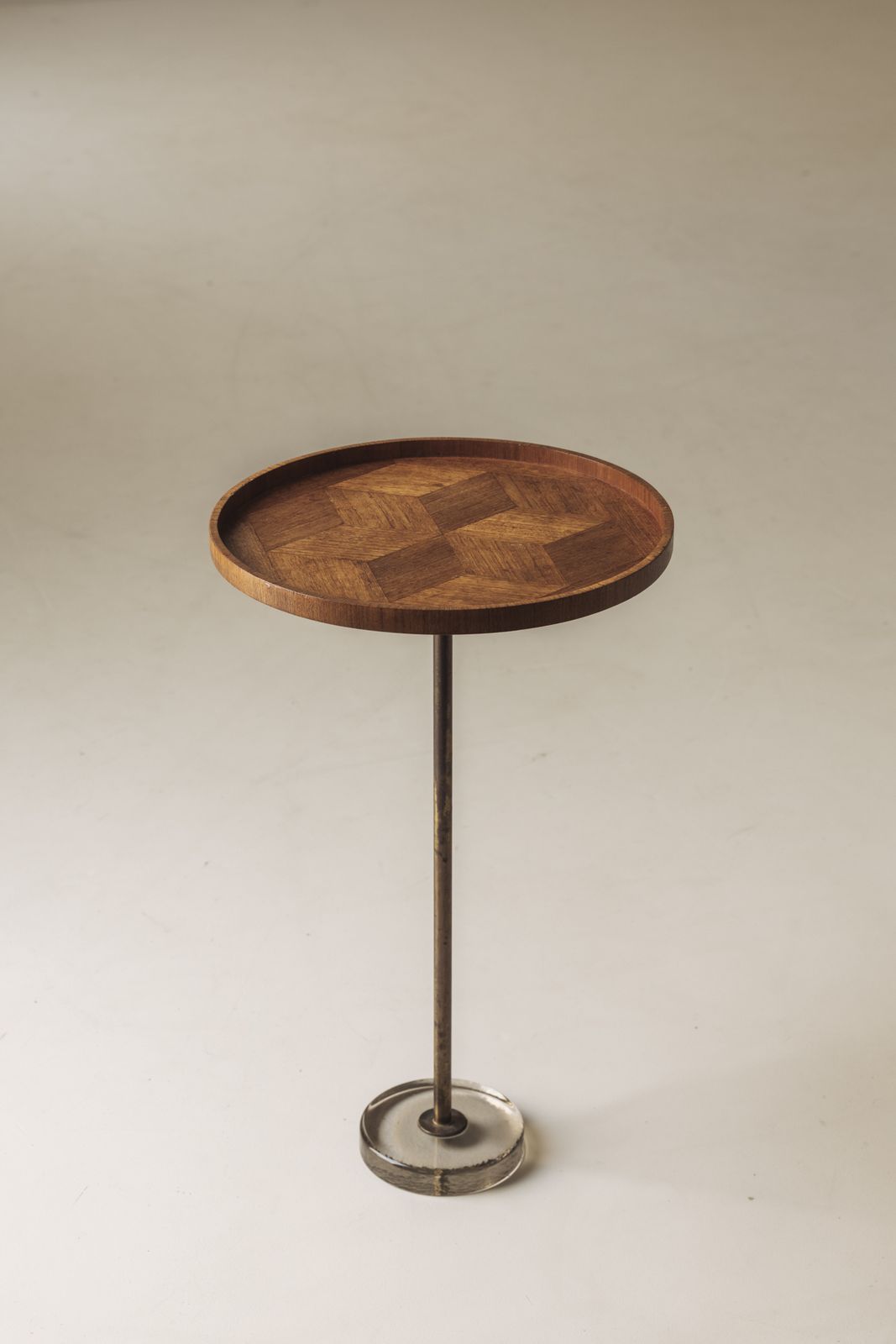 Uitzonderlijke Deense bijzettafel in eiken, messing en glas, Denemarken ca. jaren 1960 photo for sale