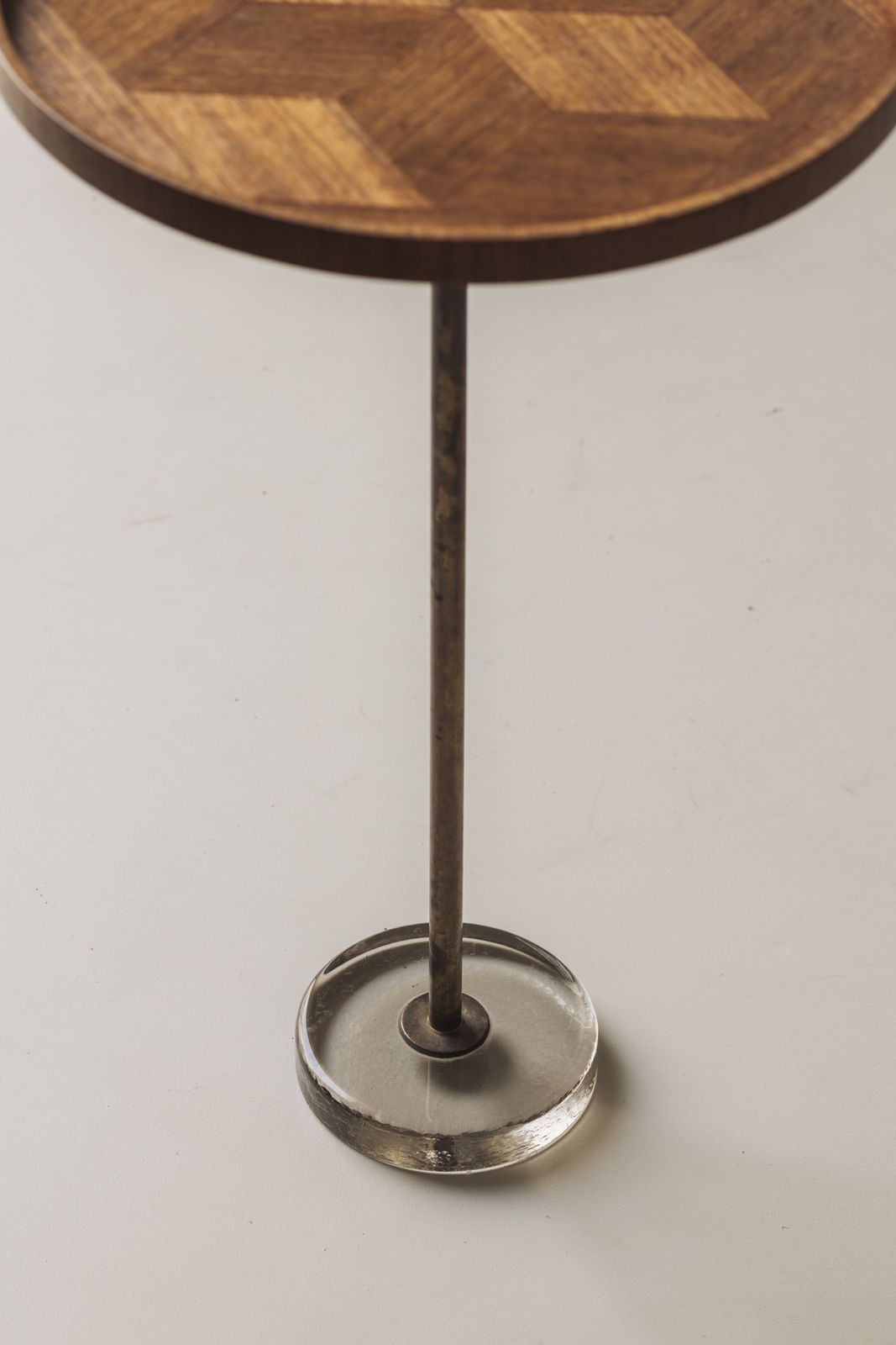 Uitzonderlijke Deense bijzettafel in eiken, messing en glas, Denemarken ca. jaren 1960 photo 4000.0