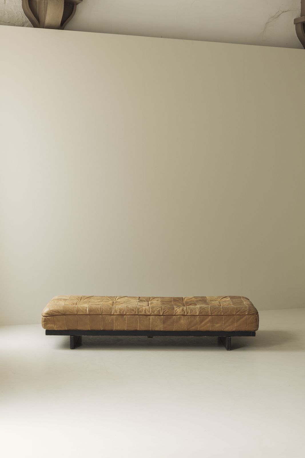 Cognackleurige DS 80 Daybed van De Sede met Rijke Patina, Zwitserland ca. jaren 1970 photo vinterior