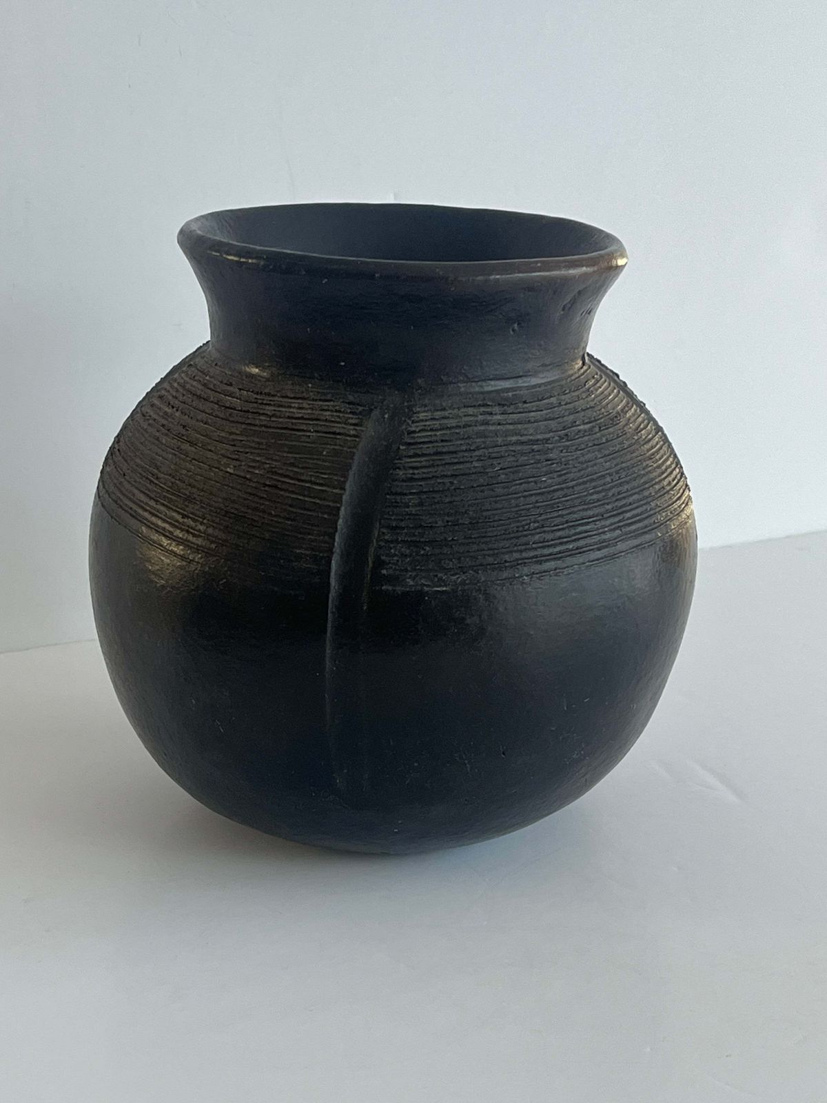 photo furniture Afrikaanse tribale pot, zwart aardewerk, handversierd, 19e eeuw