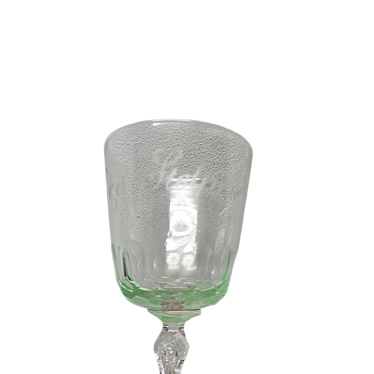 Antiek kristallen uraniumwijnglas, uit 1883 photo vinterior