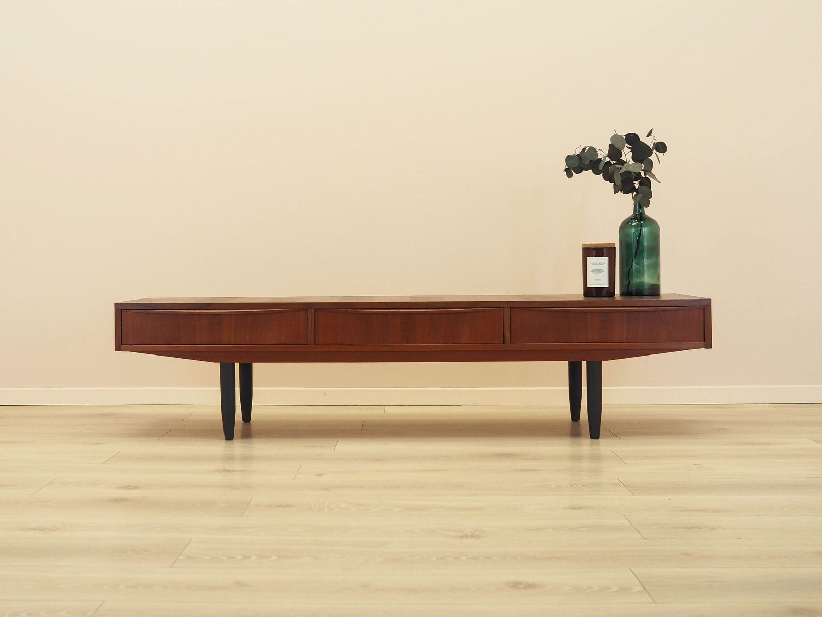 Deens Teakfineer Dressoir met Drie Lades, jaren 1970 photo furniture