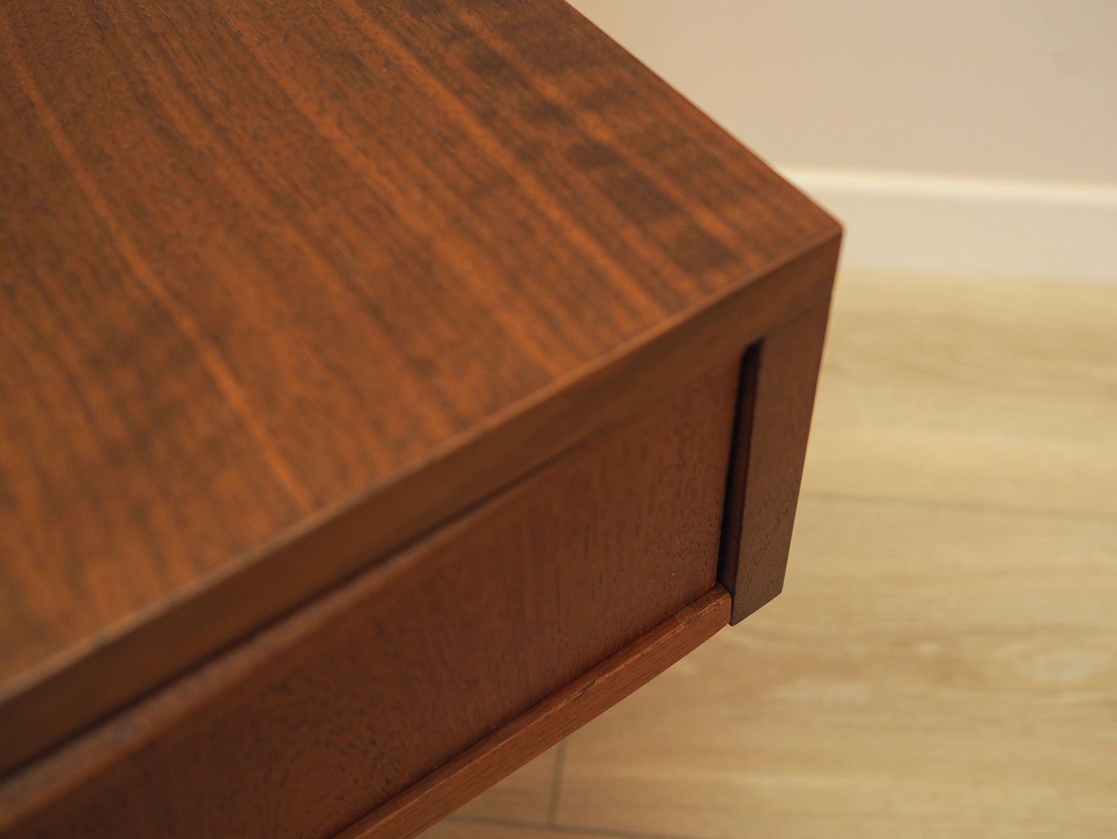 photo furniture Deens Teakfineer Dressoir met Drie Lades, jaren 1970