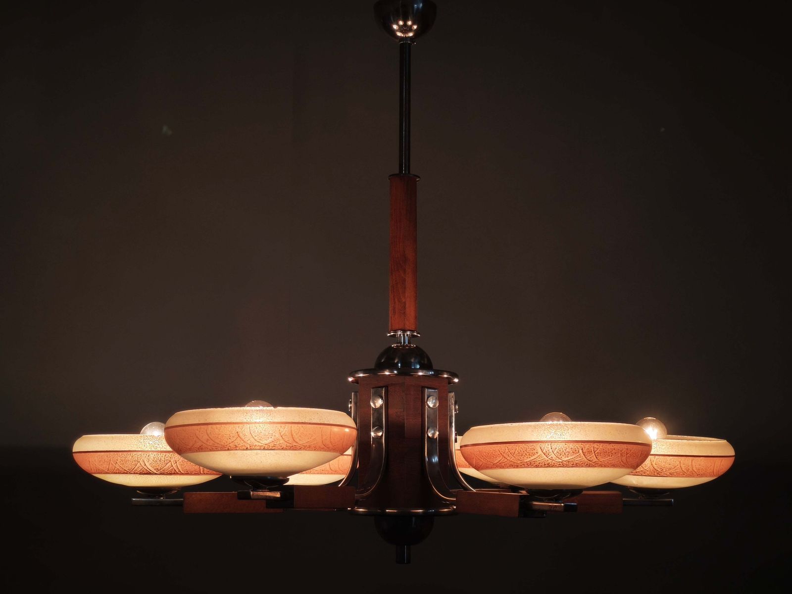 photo vintage Grote art deco kroonluchter in chroom, hout en glas met zes lichtpunten, jaren 1930