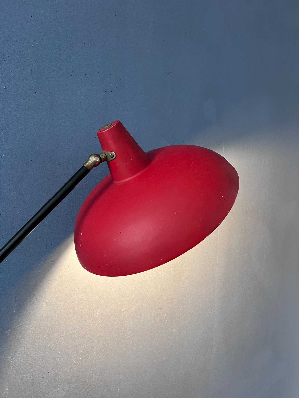 Vintage rode Anvia vloerlamp van J.J.M. Hoogervorst, verstelbare metalen lamp photo vintage