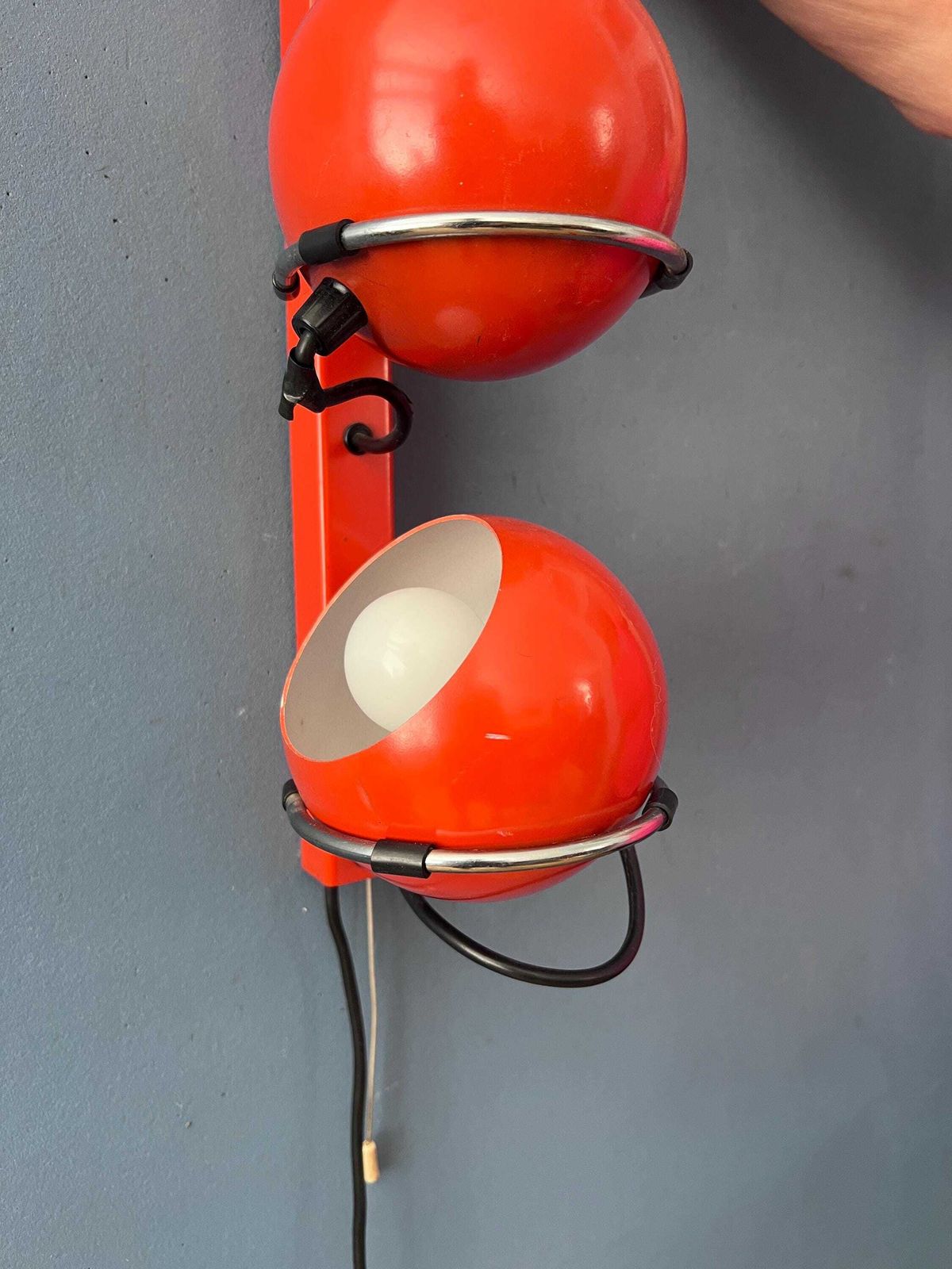 photo vinterior Mid Century rode Gepo Space Age Eyeball wandlamp