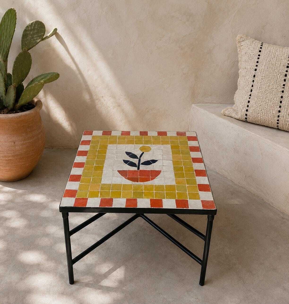 Marokkaanse Zellige salontafel, handgemaakte mozaïektegeltafel, vierkante bijzettafel, kleurrijk bloemmotief, mediterraan woondecor.