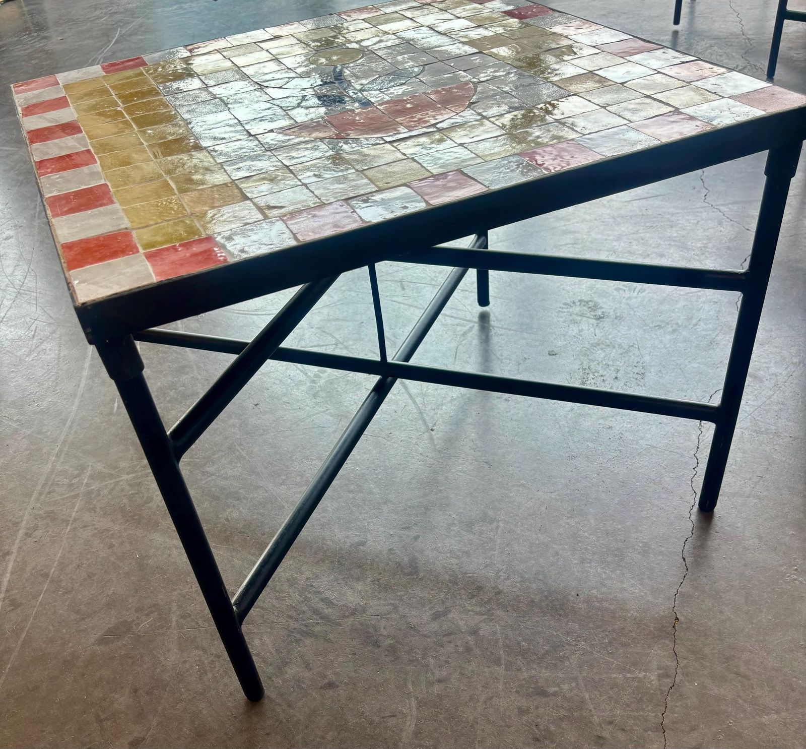 Marokkaanse Zellige salontafel, handgemaakte mozaïektegeltafel, vierkante bijzettafel, kleurrijk bloemmotief, mediterraan woondecor. photo furniture