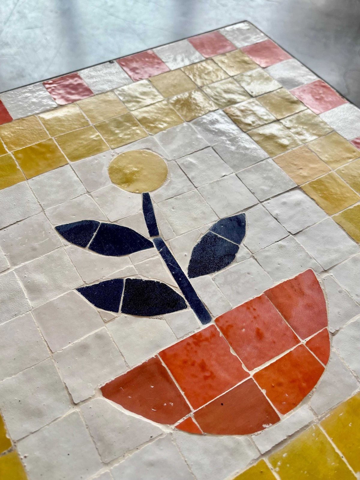 Marokkaanse Zellige salontafel, handgemaakte mozaïektegeltafel, vierkante bijzettafel, kleurrijk bloemmotief, mediterraan woondecor. photo for sale