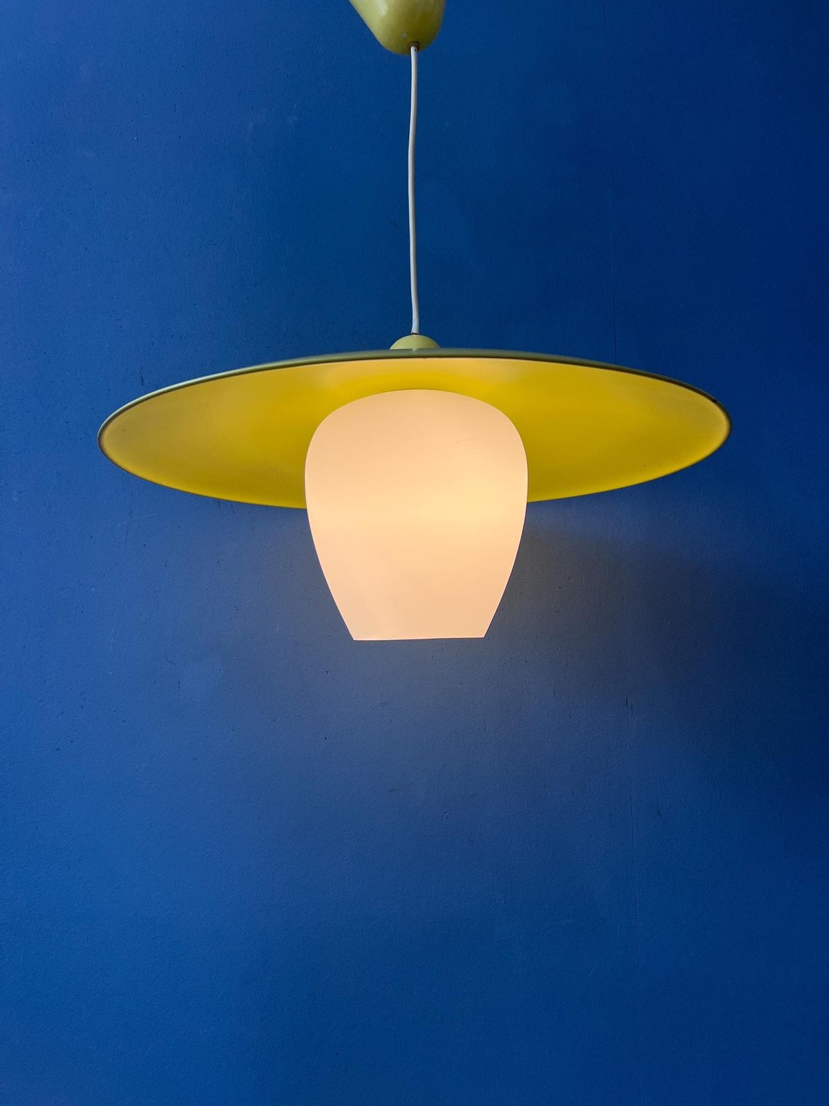 Mid-Century Opaline Glazen Hanglamp Met Gele Metalen Kap photo furniture