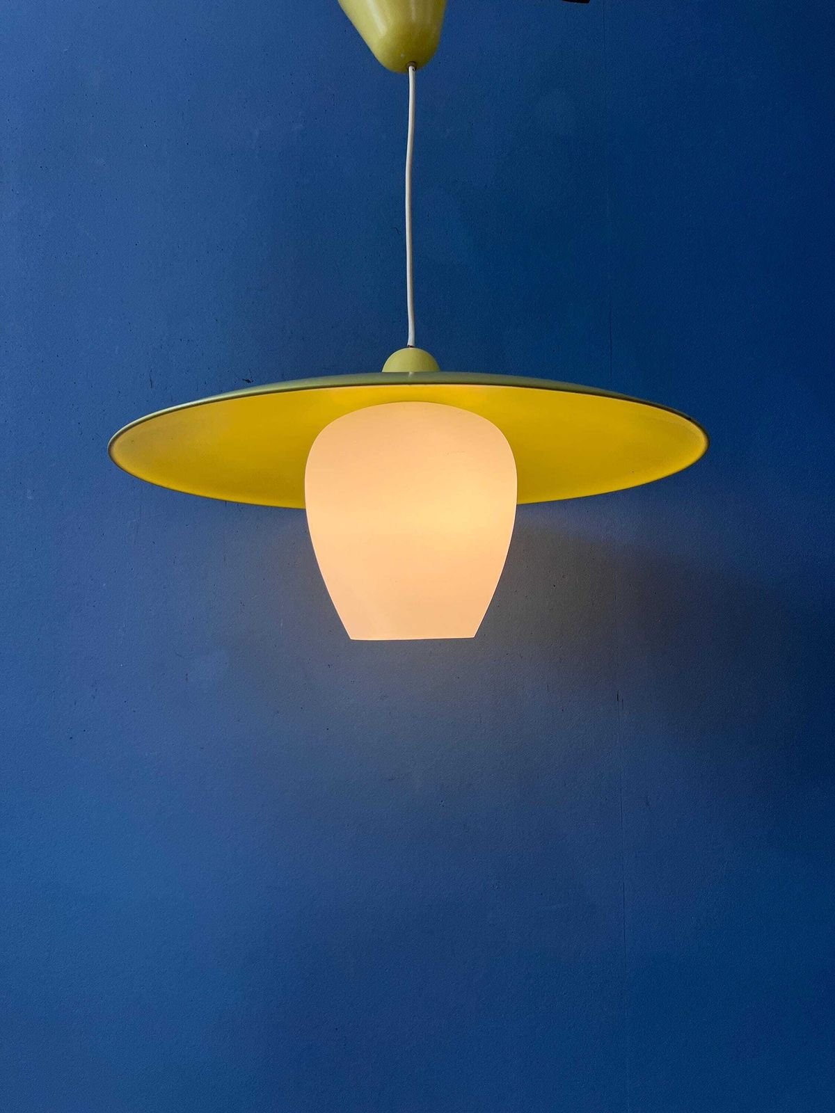 Mid-Century Opaline Glazen Hanglamp Met Gele Metalen Kap photo for sale