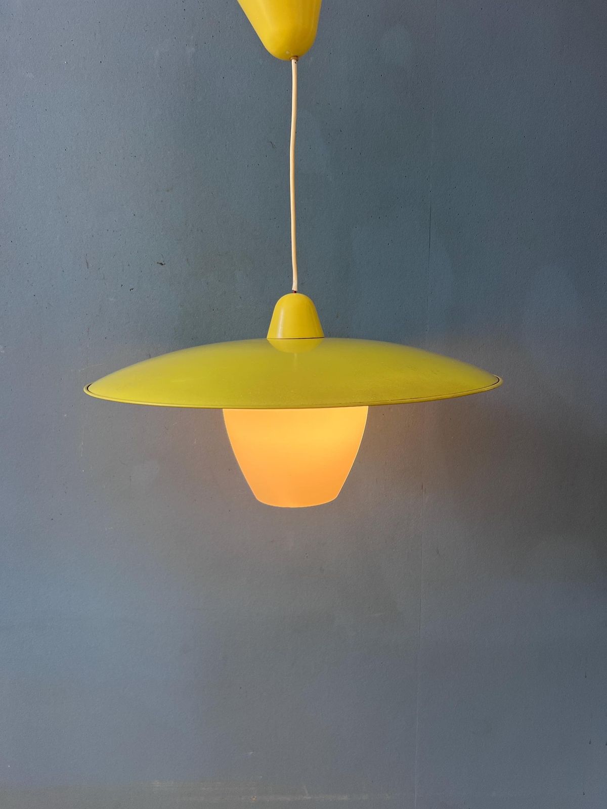 Mid-Century Opaline Glazen Hanglamp Met Gele Metalen Kap photo Verlichting