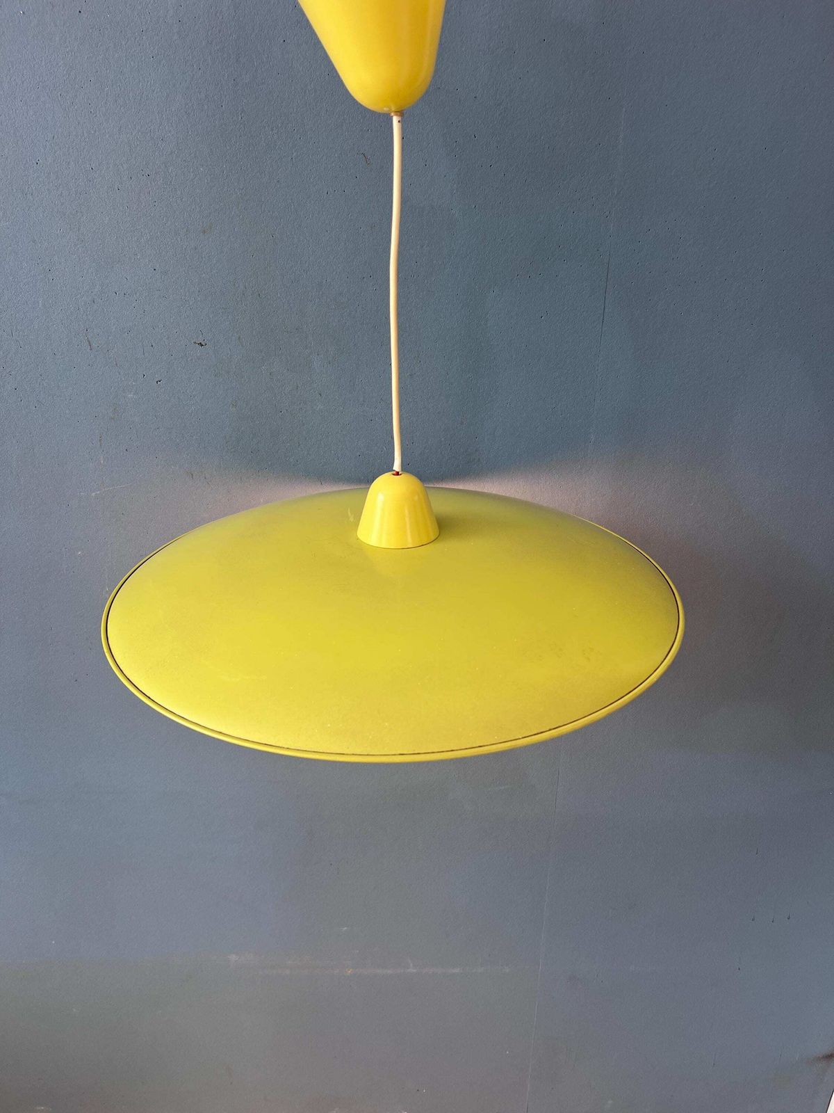 Mid-Century Opaline Glazen Hanglamp Met Gele Metalen Kap photo vinterior