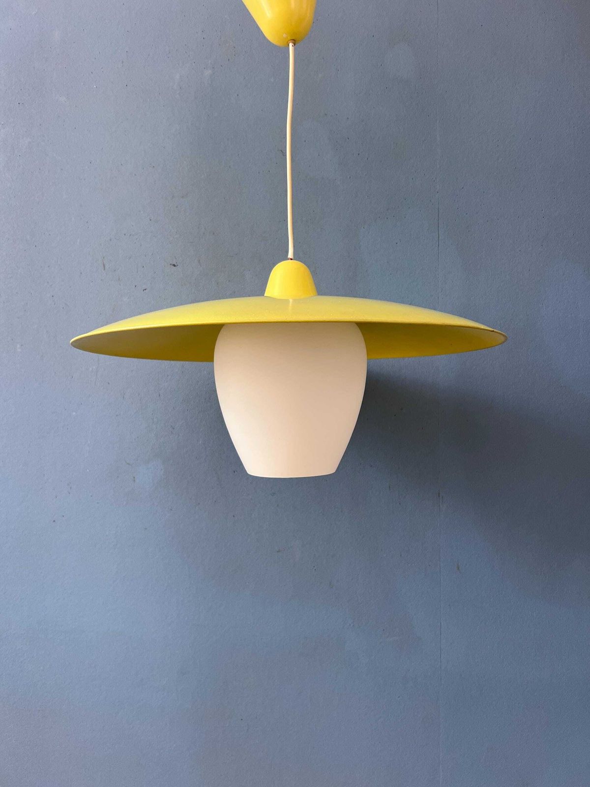 Mid-Century Opaline Glazen Hanglamp Met Gele Metalen Kap photo buy