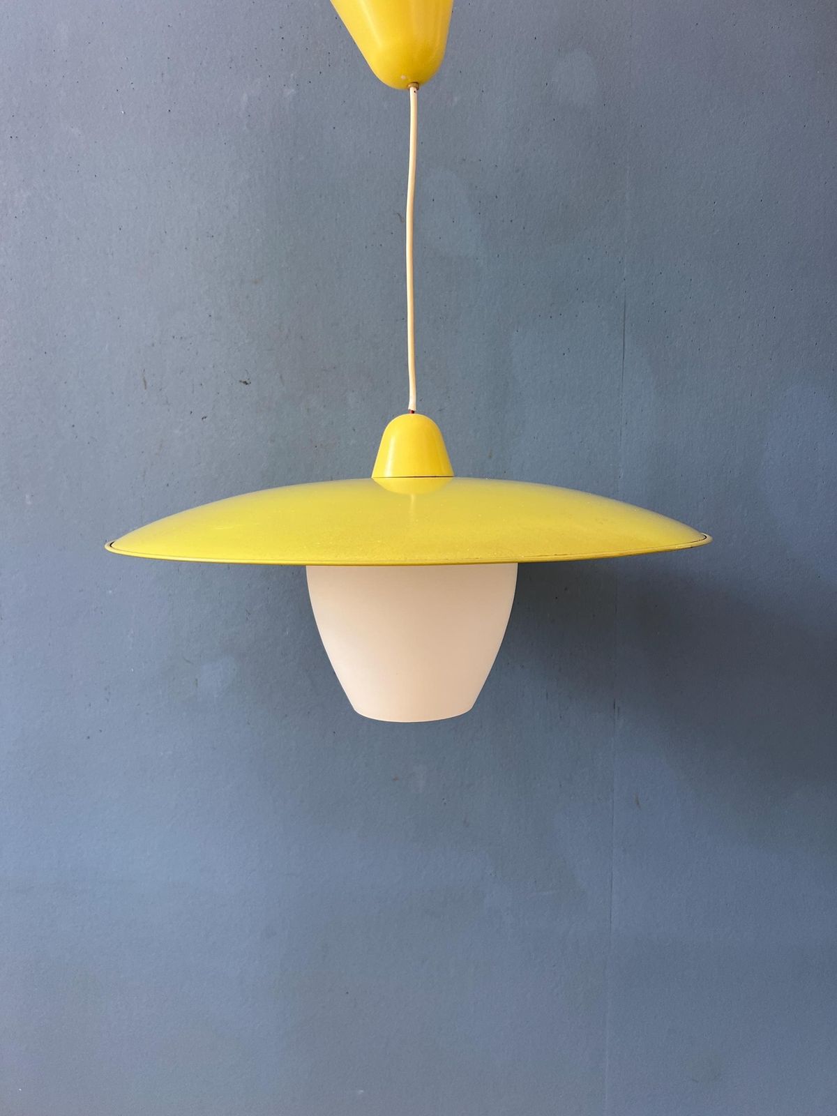 Mid-Century Opaline Glazen Hanglamp Met Gele Metalen Kap photo vintage