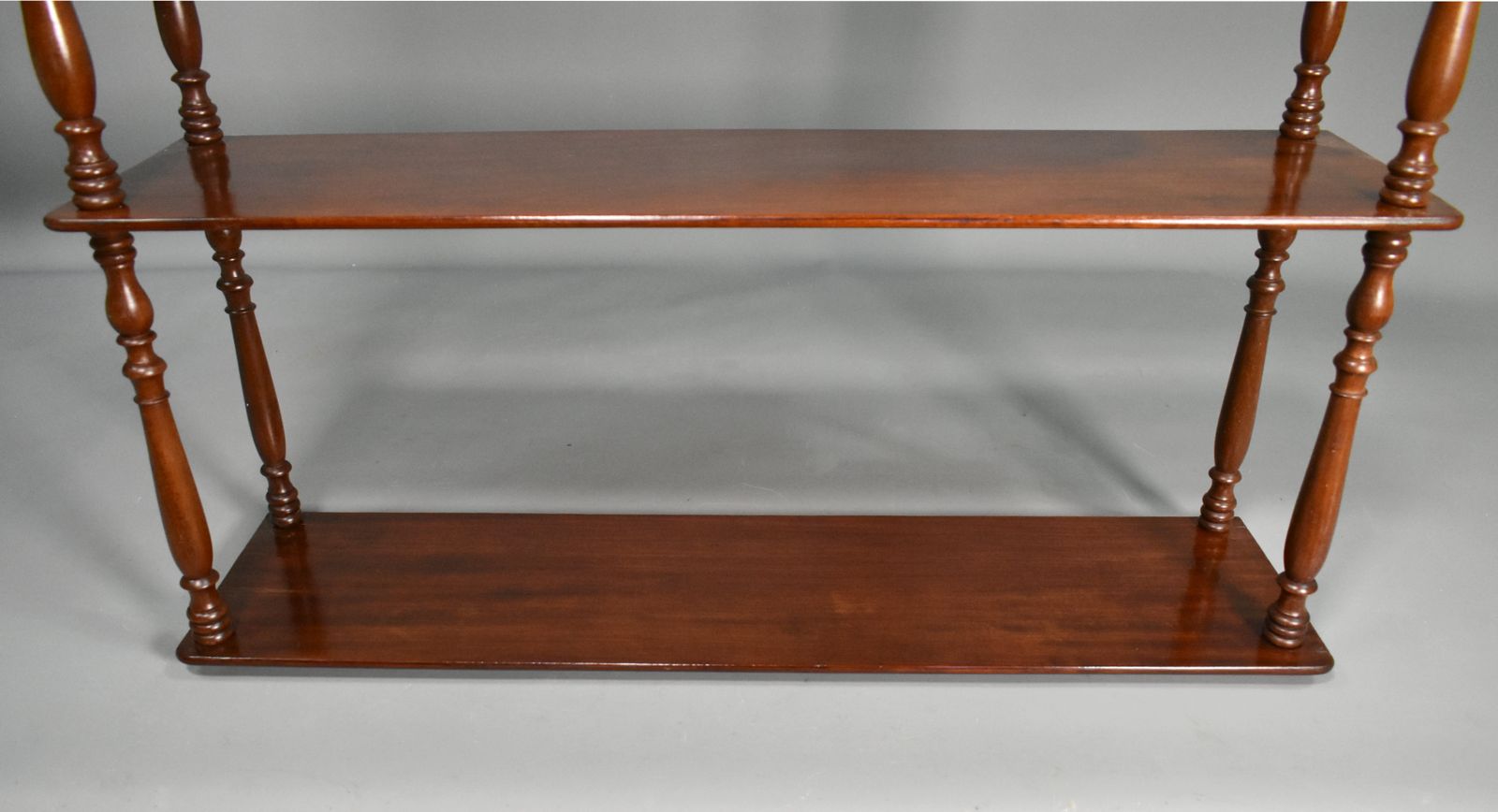 photo vinterior Franse mahonie wandplank / étagère, Napoleon III, 19e eeuw