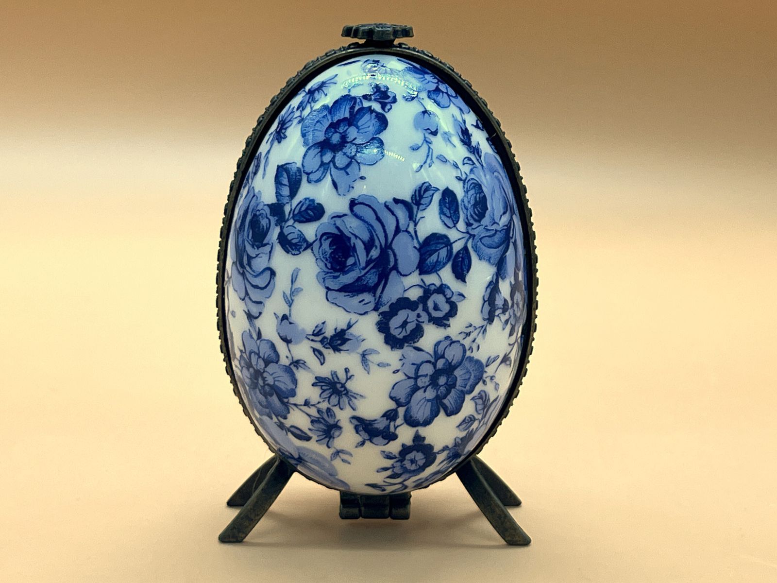 Limoges Porcelain France, eiervormige doos met glazen parfumflesje binnenin. photo furniture