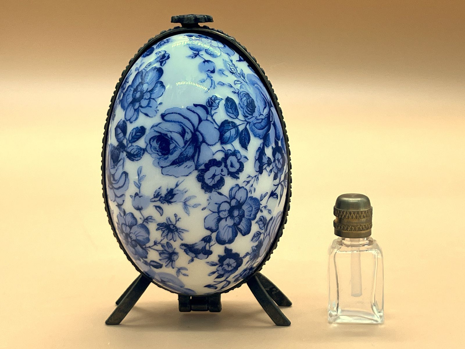 Limoges Porcelain France, eiervormige doos met glazen parfumflesje binnenin.