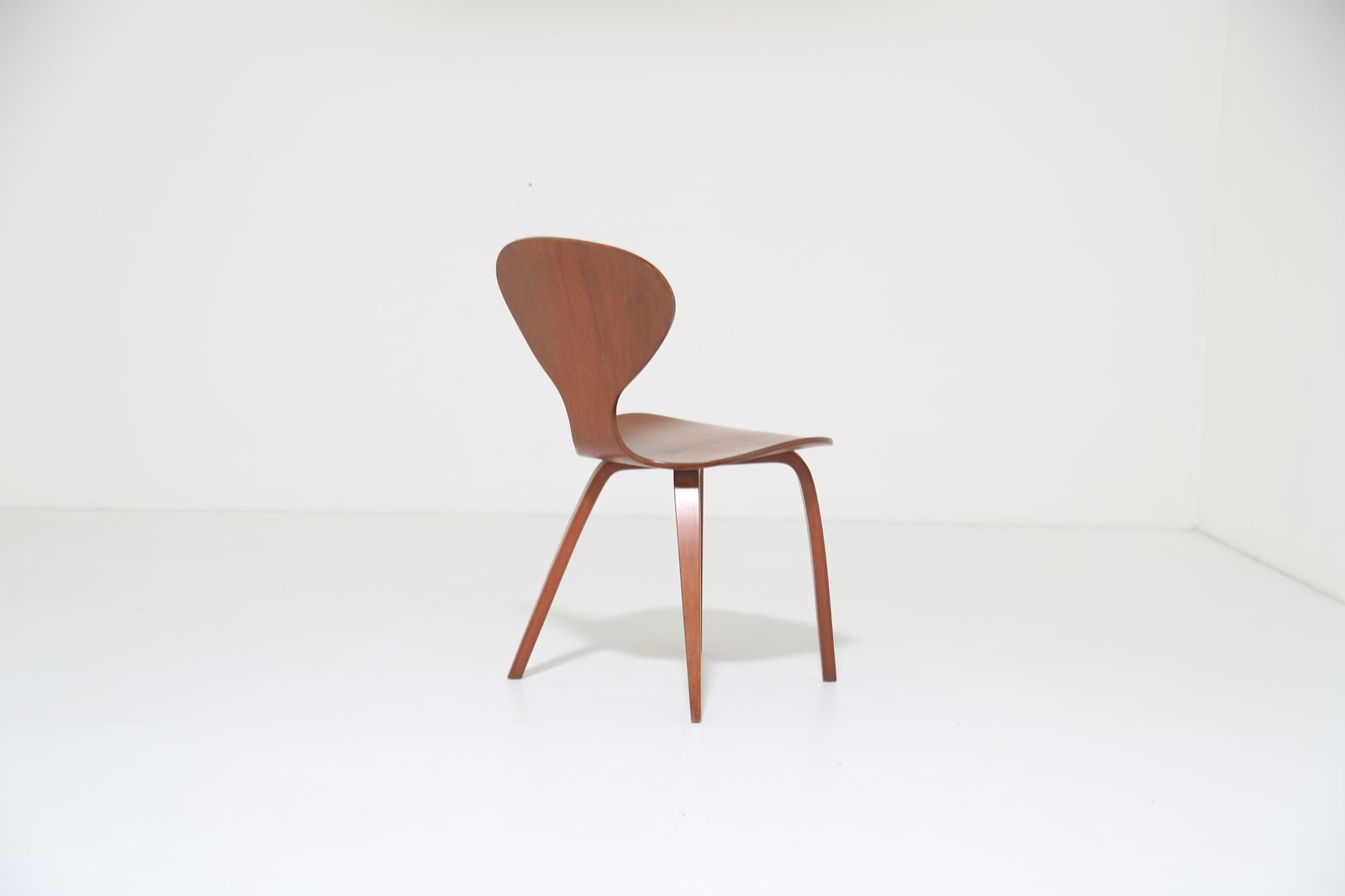 photo furniture Mid-Century Modern walnootfineer zijstoel toegeschreven aan Norman Cherner voor Plycraft, jaren 1960