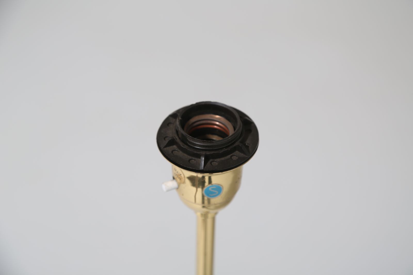 photo for sale Vintage Zweedse messing vloerlamp model G 9 met roze kap van Ewå Värnamo Armaturfabrik, jaren 1960.