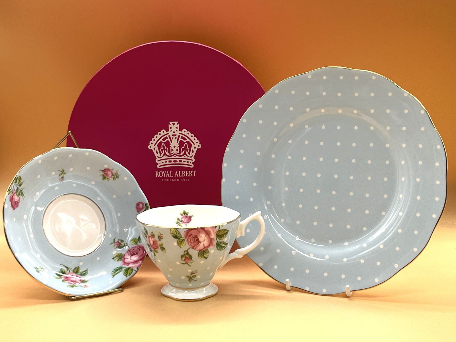 Royal Albert China Polka Blue Rose theekopje, schotel en gebaksbord. In doos.