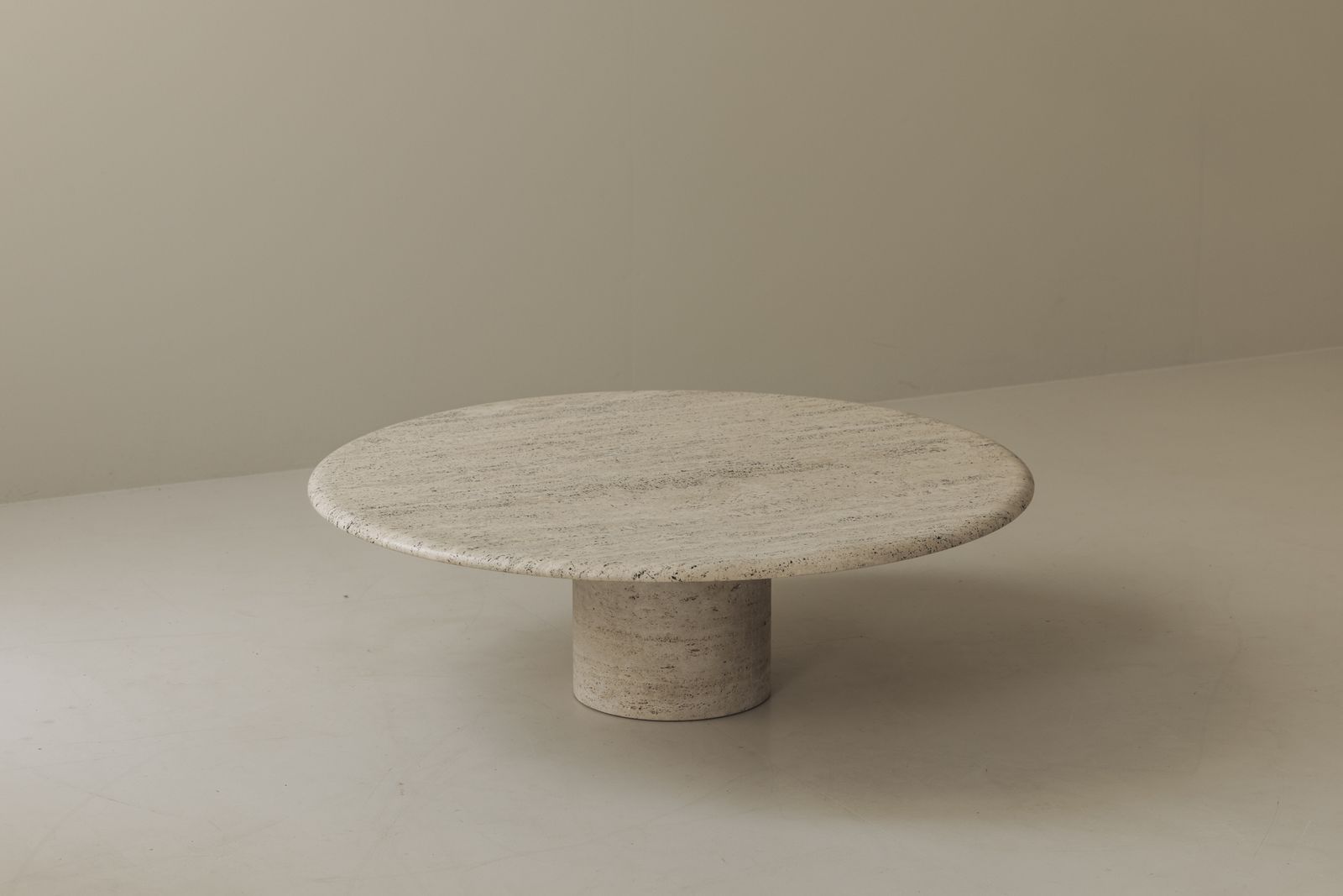 Travertijnen ronde salontafel van Angelo Mangiarotti, Italië, jaren 1970. photo furniture